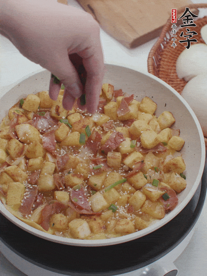 淋入剩余蛋液，蛋液凝固，撒上蔥綠和熟芝麻。