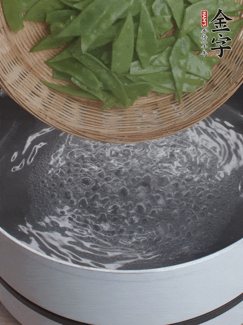 甜豆莢撕掉老筋，斜切兩半，焯水1分鐘。
