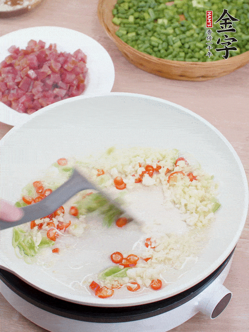 鍋中熱油，蔥姜蒜、小米辣煸香。