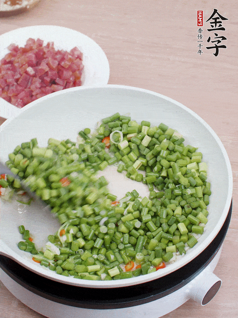 下蒜苔丁、一點(diǎn)鹽翻炒。