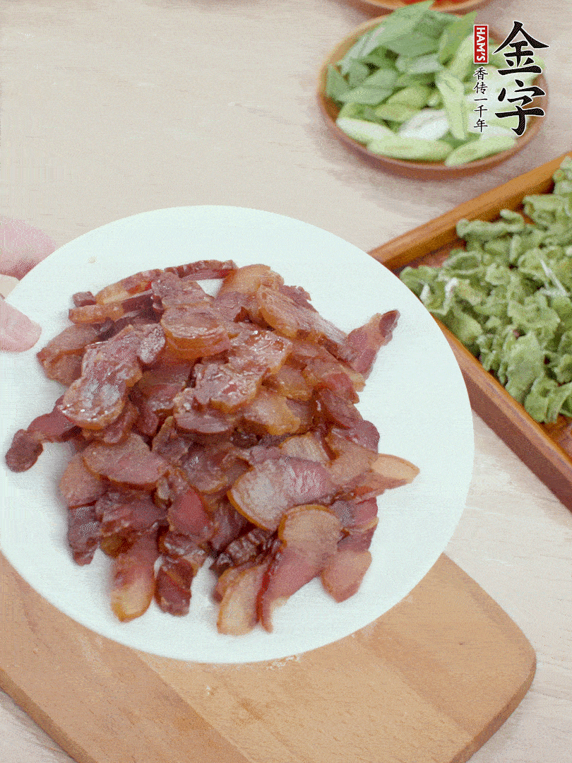 臘肉水煮15分鐘，切薄片。