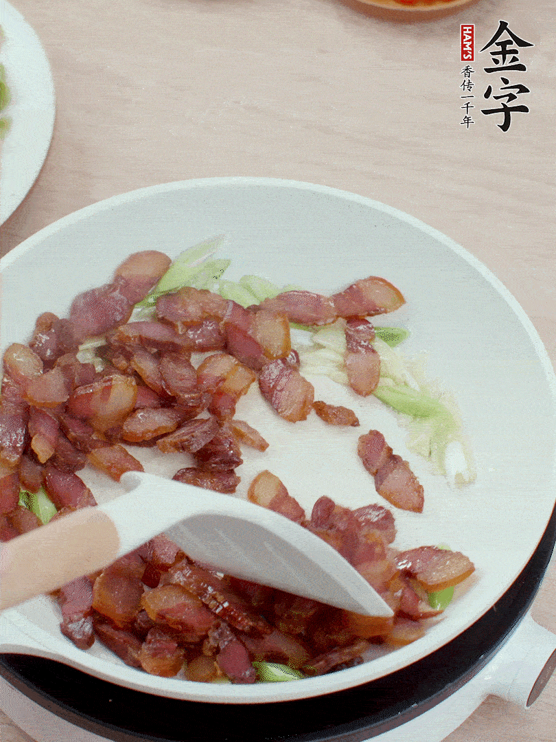 鍋中少許油，姜、蒜白爆香，下臘肉煸出油脂。