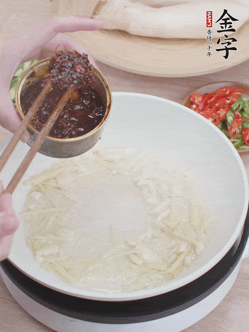 起鍋熱油，姜蒜、金字火腿干貝醬煸香。