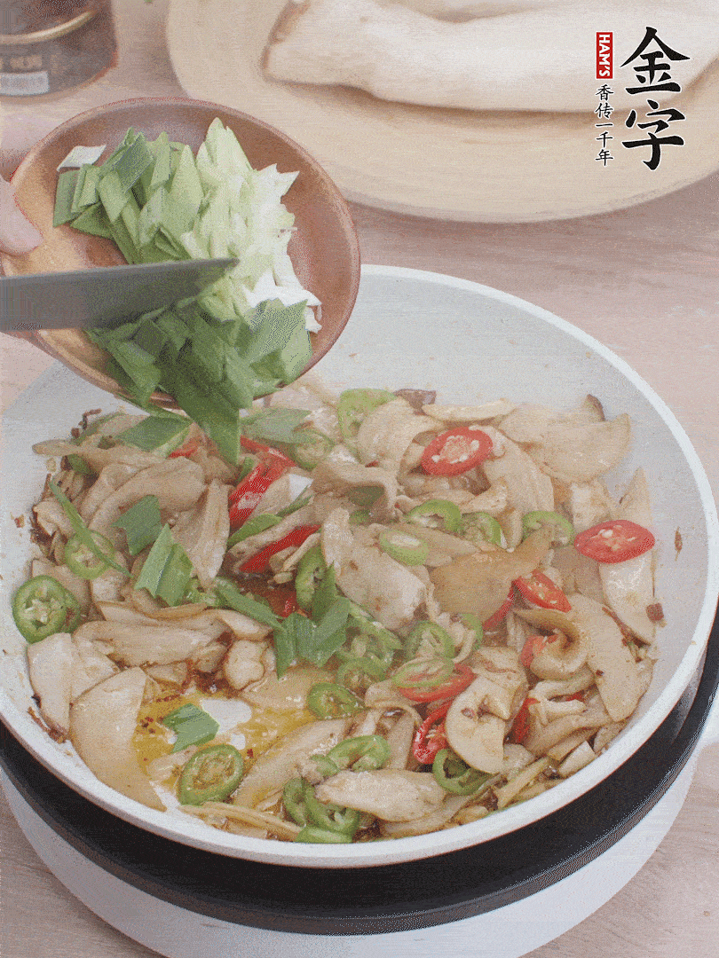 淋少許料酒、最后放大蒜葉。