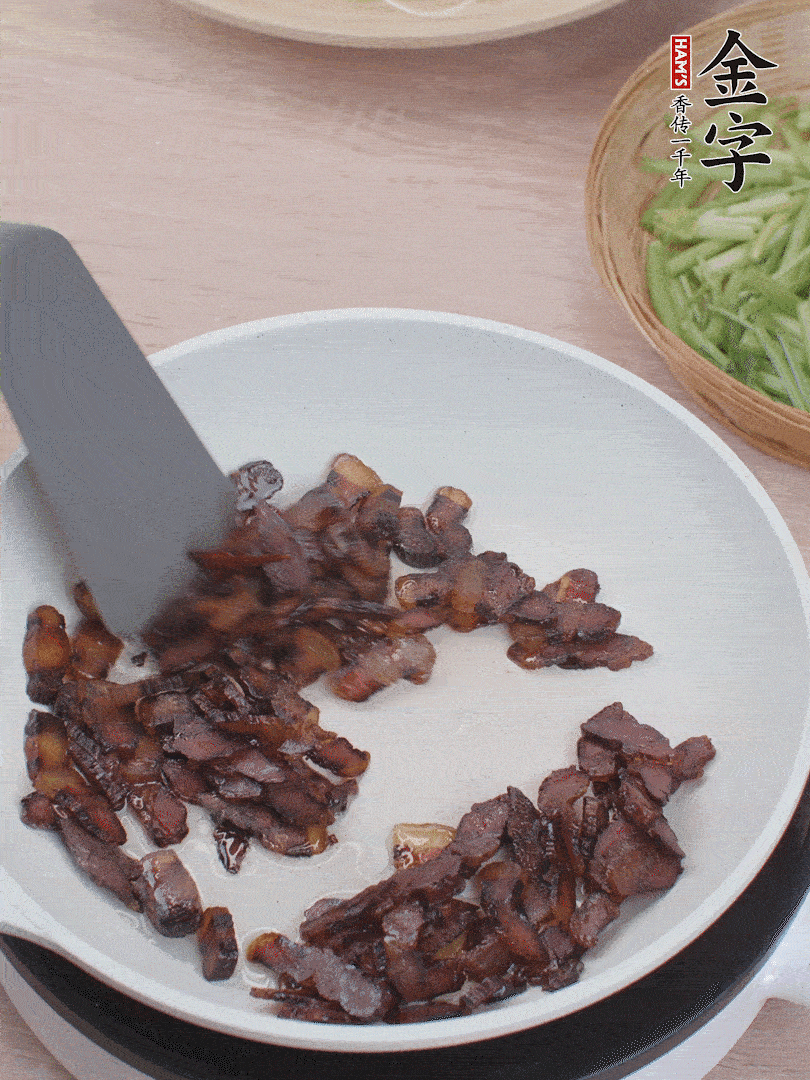 起鍋熱油，煸香醬油肉。