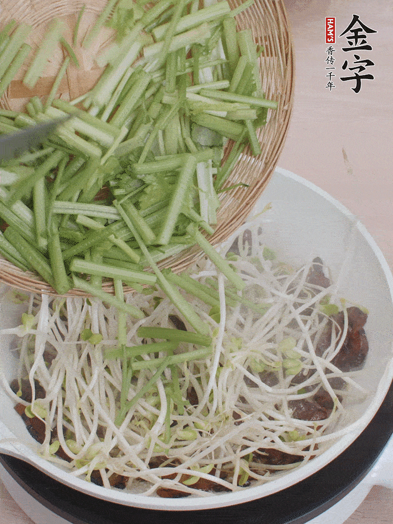 下豆芽、香芹翻炒均勻。