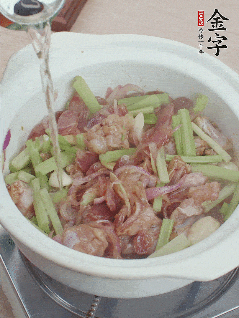 牛蛙變色后，淋點啤酒，加蓋后調(diào)小火燜10分鐘。