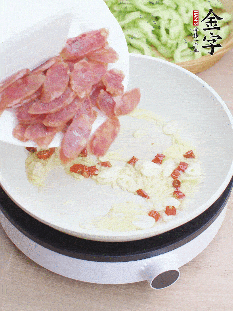 油5成熱時(shí)，姜、蒜、辣椒爆香。