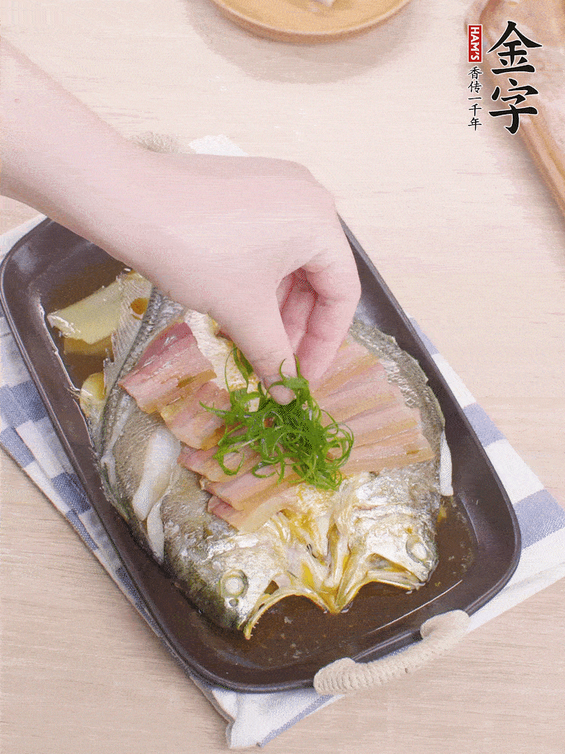 取出姜蔥，淋2勺蒸魚豉油，擺蔥絲。