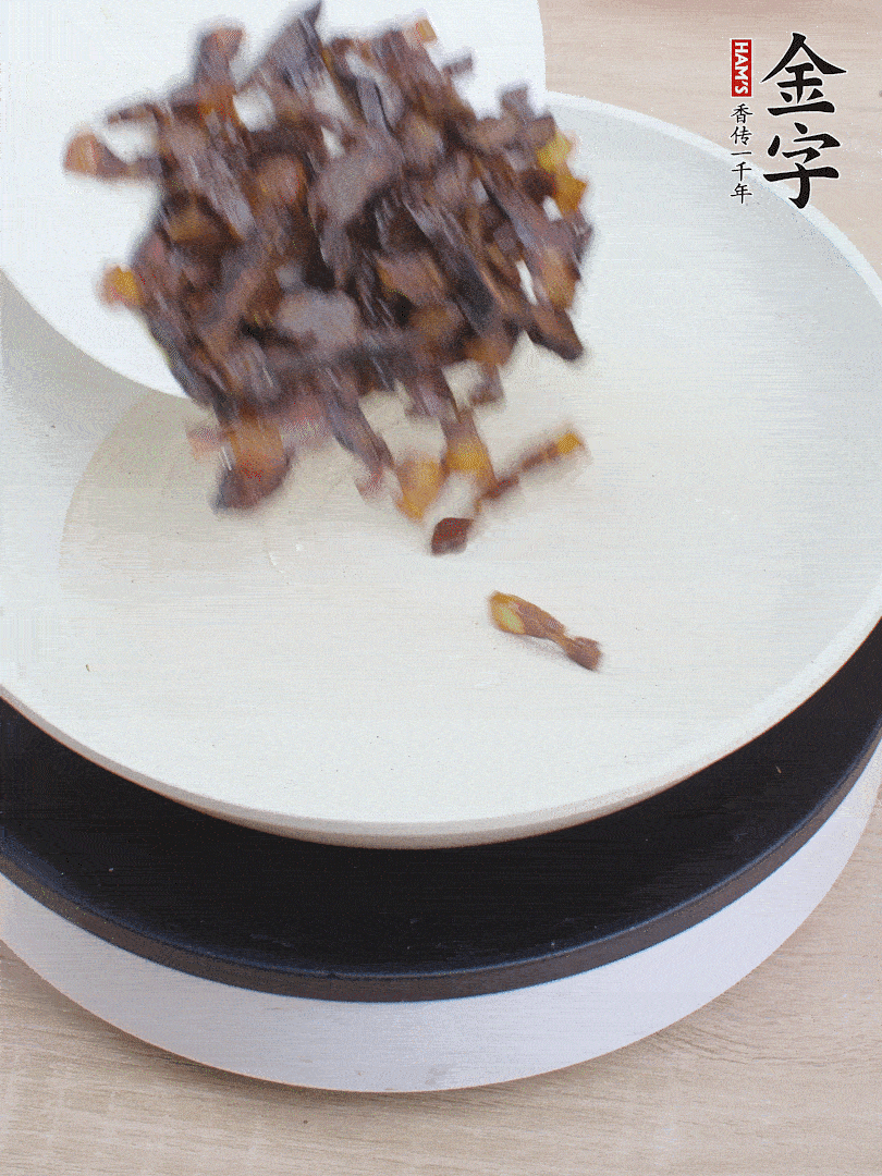 油熱倒醬油肉，編出香味。