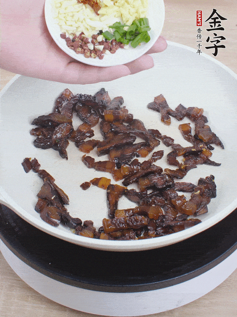 下蔥姜蒜、干辣椒、花椒粒炒香。