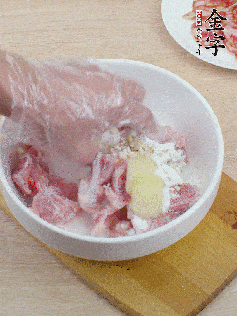 洗凈的小排，加鹽、姜、蒜末、淀粉、胡椒粉抓勻，腌制15分鐘。