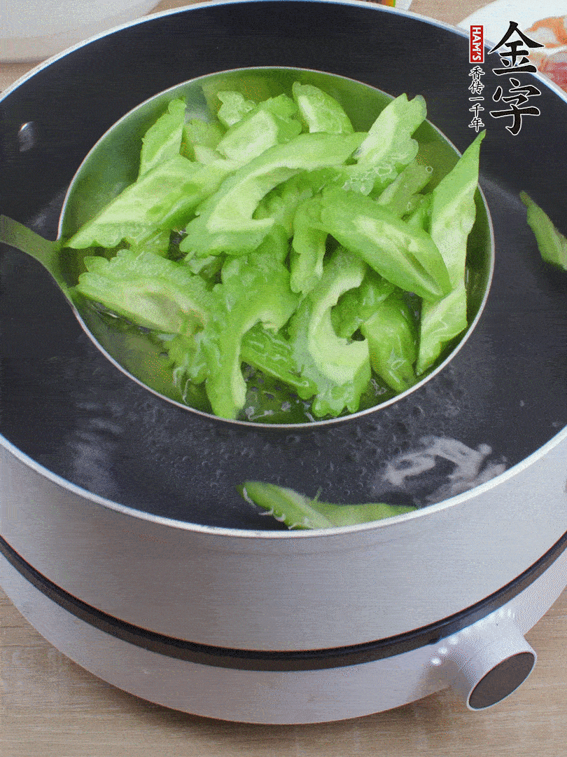 苦瓜去瓤切小塊，開水中加鹽汆燙30秒。
