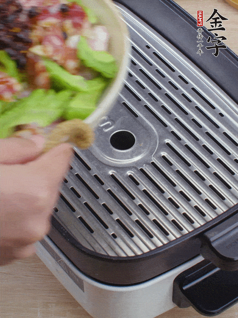 小排、苦瓜、香腸依次碼入，撒上豆豉蒸25分鐘。