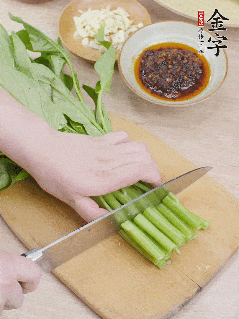 空心菜切段，大蒜拍碎切末。