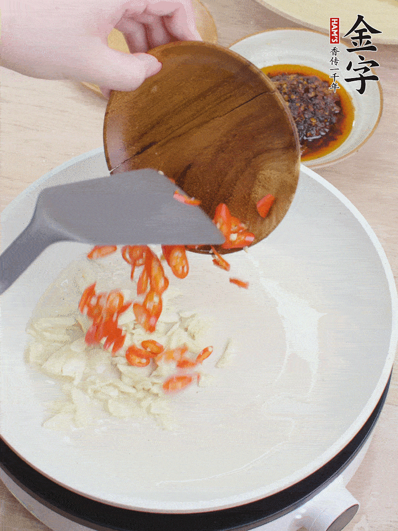 油熱煸香蒜末、辣椒。