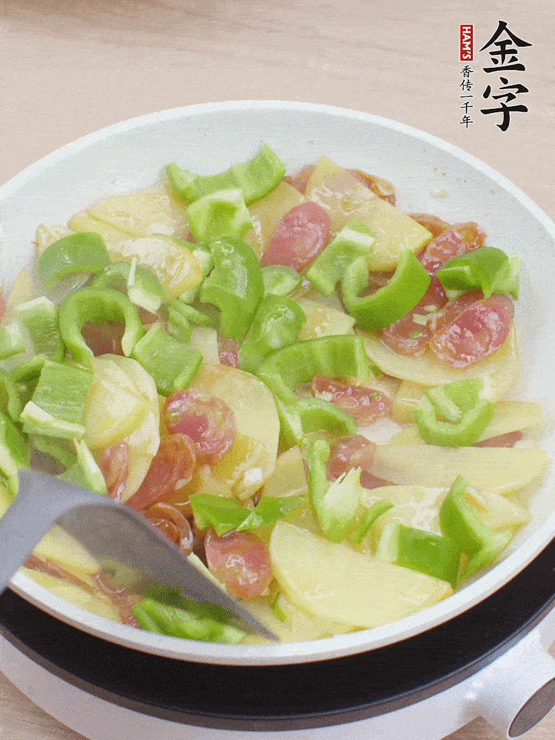 下辣椒翻炒1分鐘。