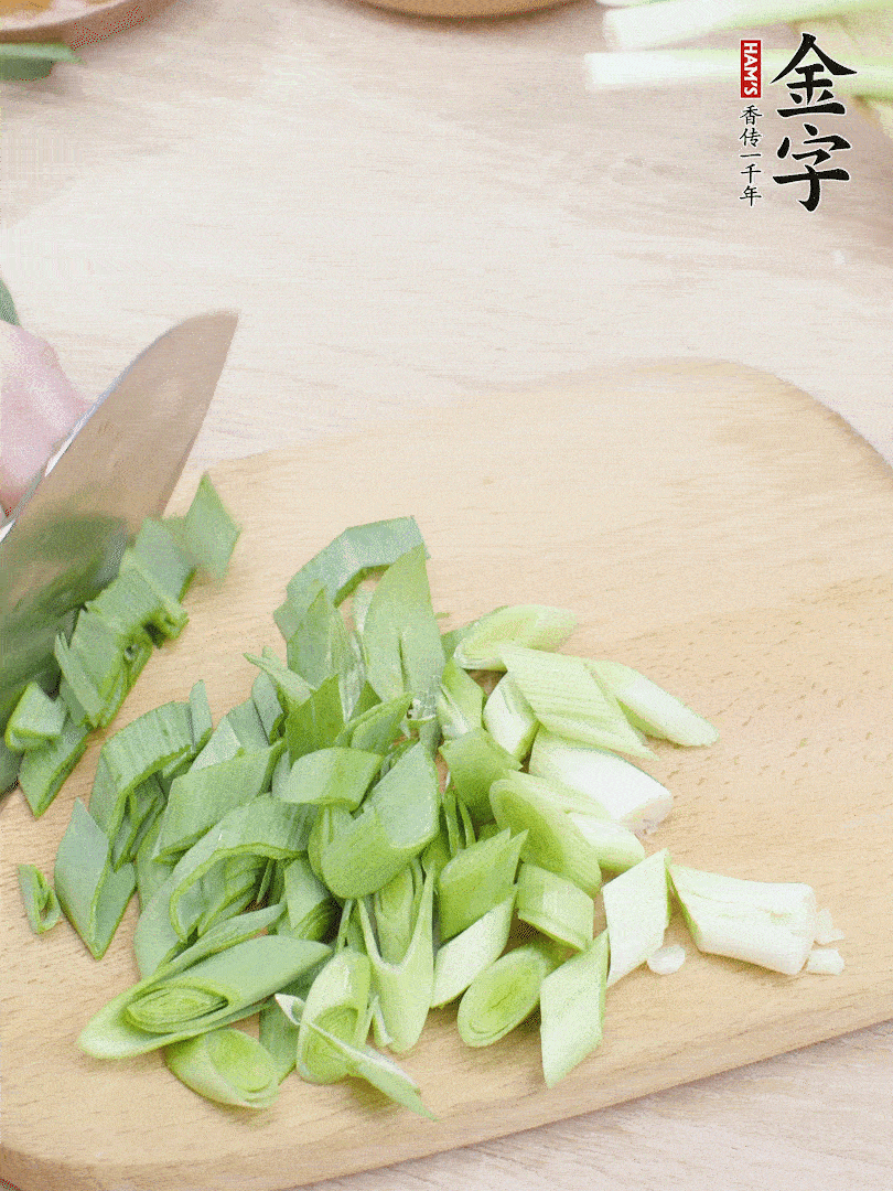 青蒜切段。（蒜白可以拍一下，再斜著切）