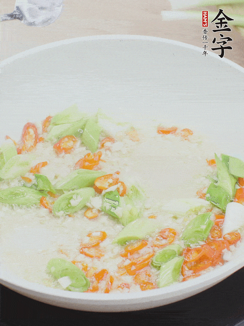 油5成熱時，下蒜末、辣椒、蒜白煸炒。