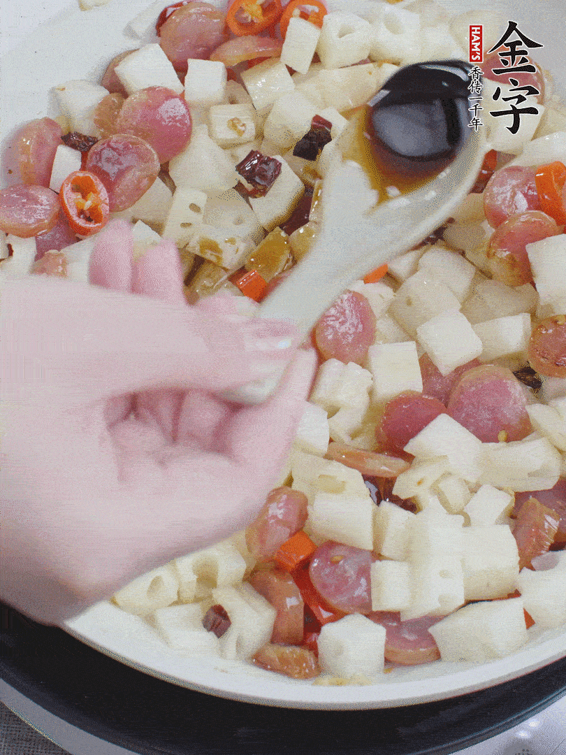 下藕丁，加生抽、香醋、白糖、鹽翻炒均勻。