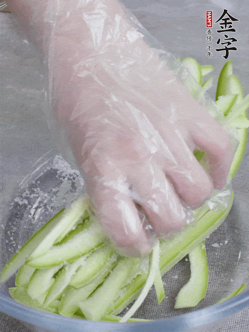 加鹽腌制15分鐘，清洗后擠干水份。