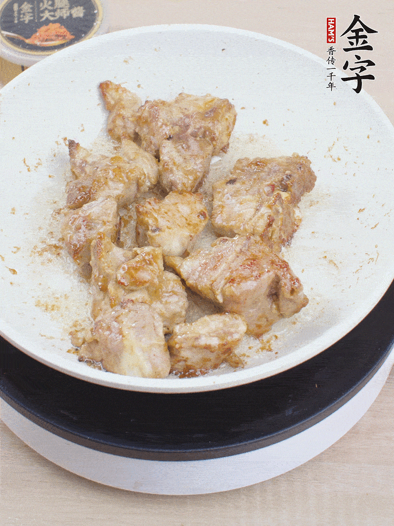 油4成熱，下小排煎炒至邊緣微微發(fā)焦。