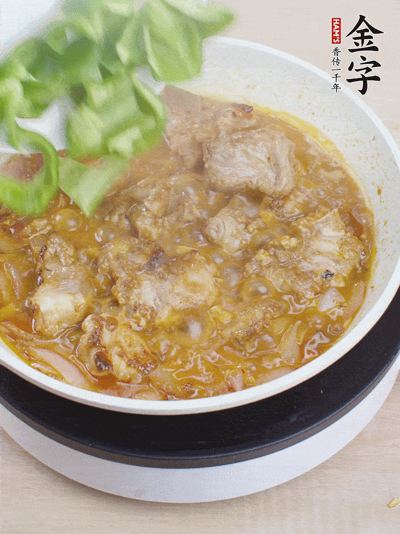 下青椒，翻炒炒至湯汁收干。