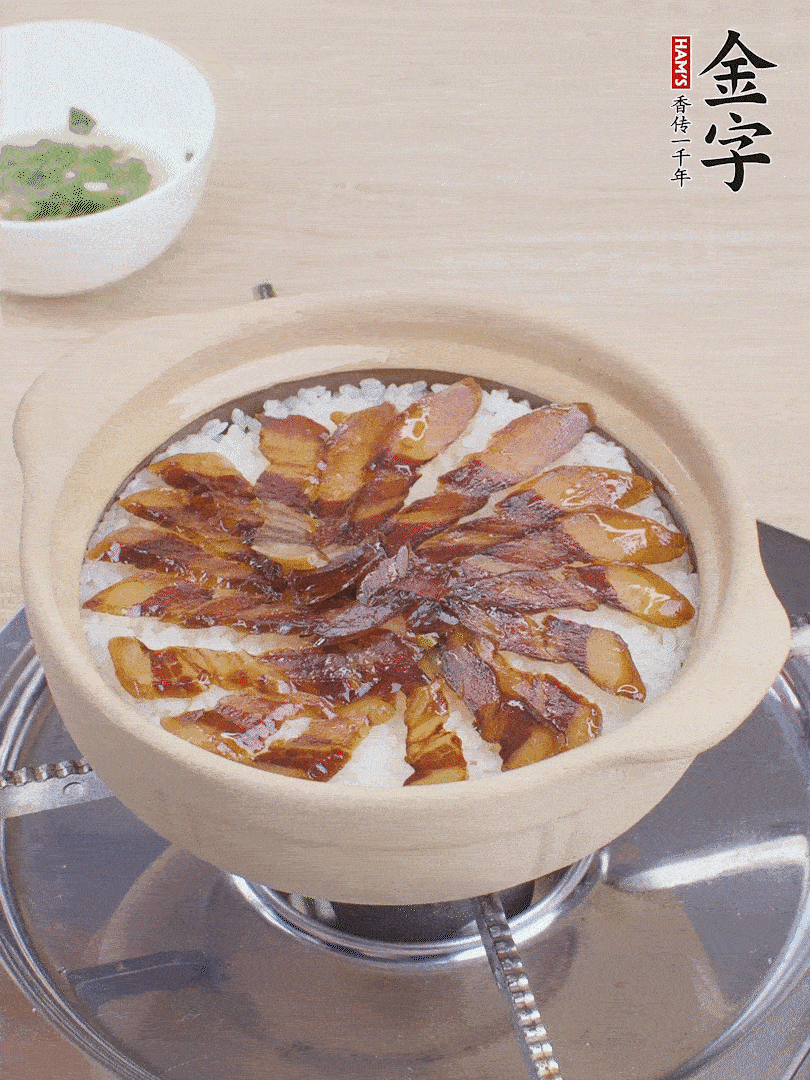 快收水時(shí)，鋪醬油肉，鍋邊淋點(diǎn)油，轉(zhuǎn)動(dòng)砂鍋，燜煮2分鐘。