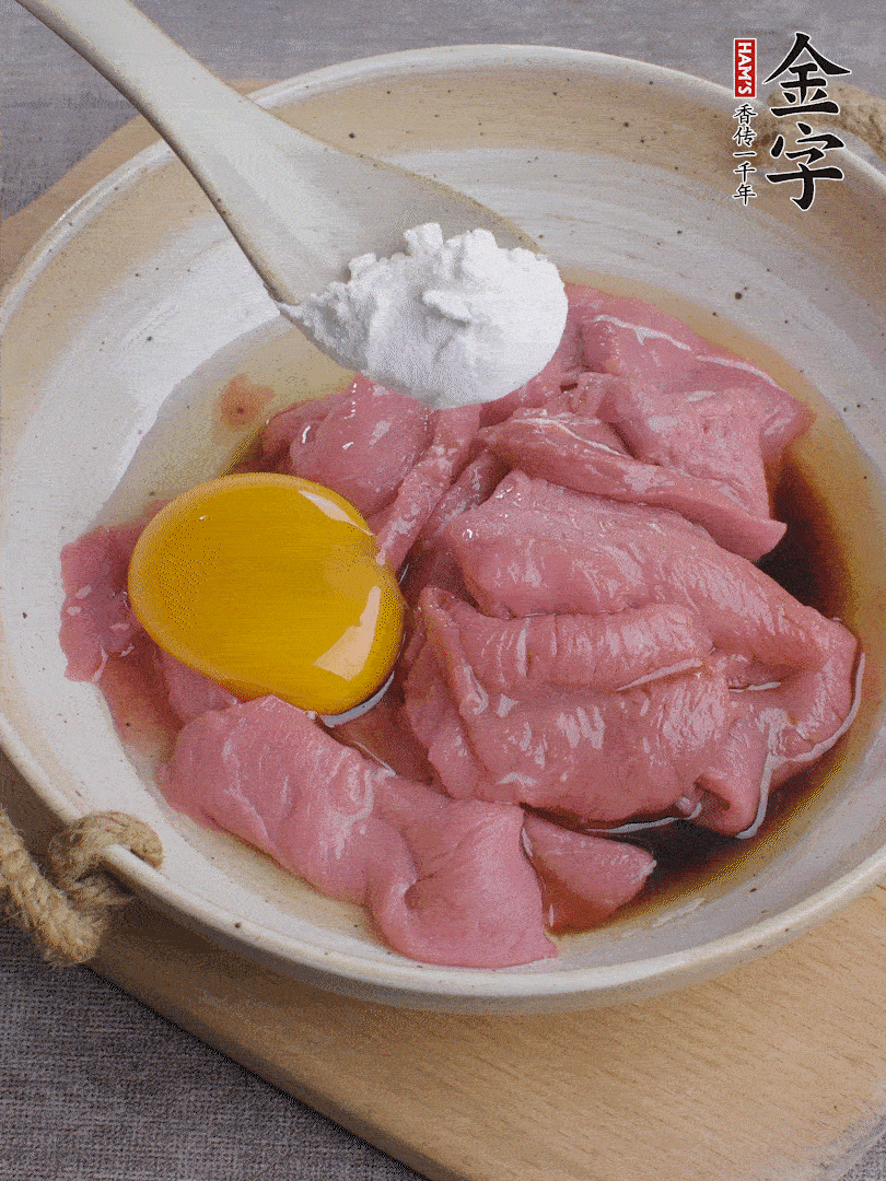 牛肉切片，雞蛋1個(gè)、水2勺、料酒1/2勺、生抽1/2勺、生粉1勺腌15分鐘。