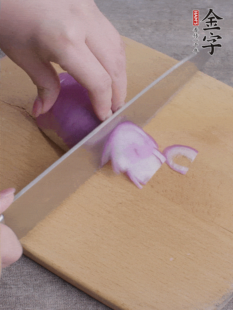 洋蔥切絲、蔥切段。