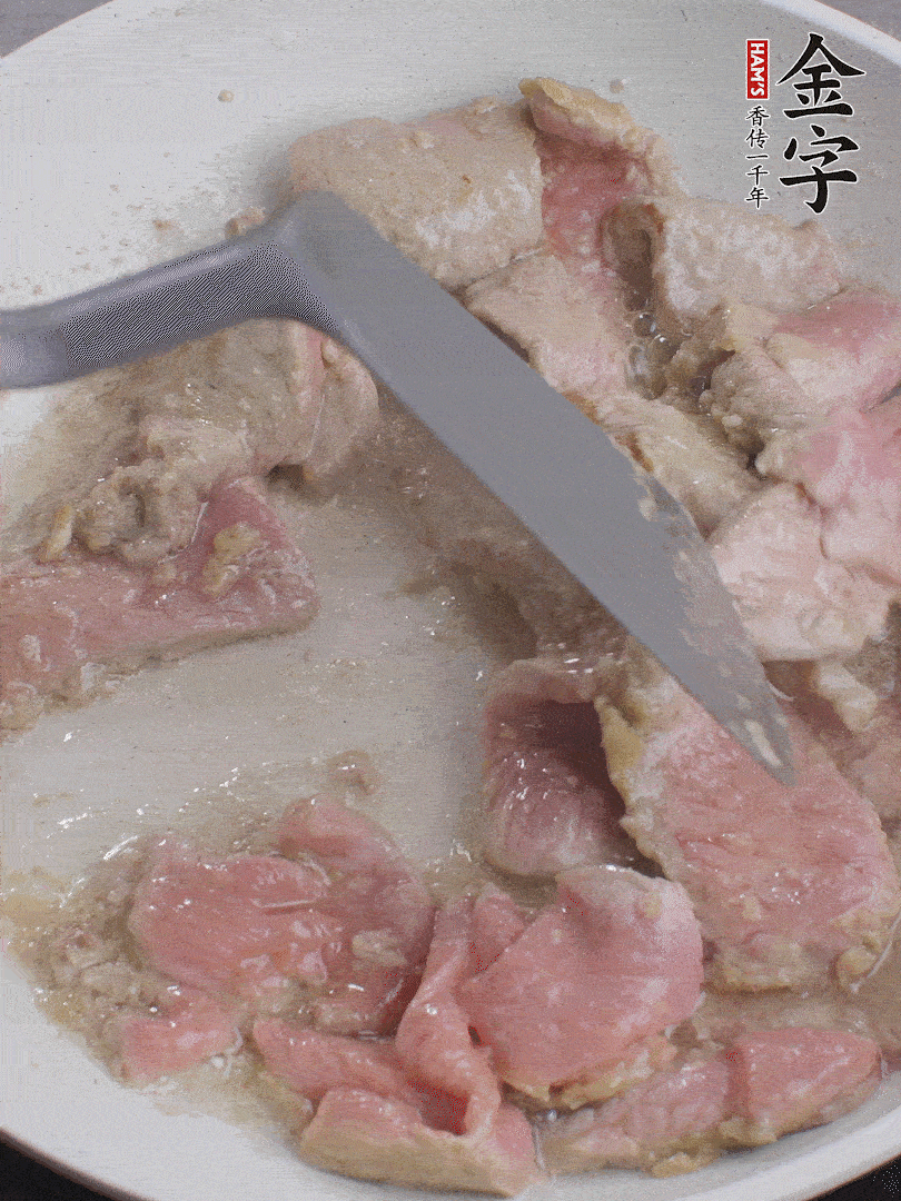 鍋中少油，下牛肉炒至變色。（盛出來）