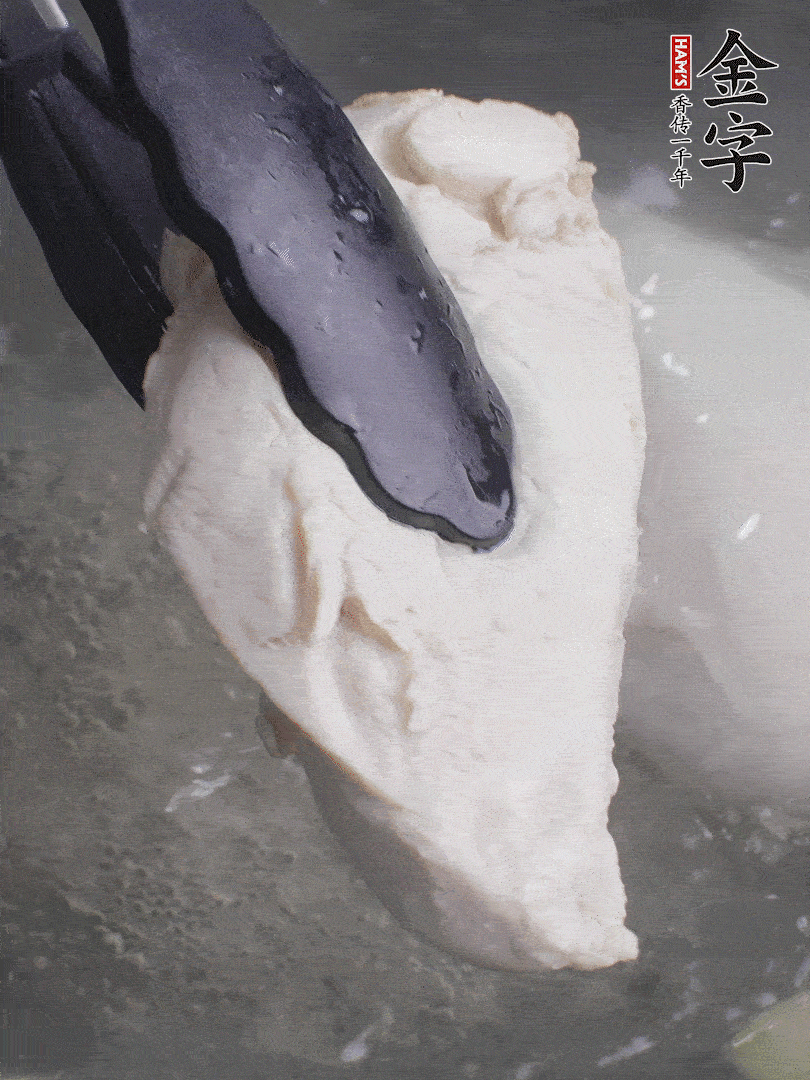 雞胸肉冷水下鍋，加姜片煮熟。過冰水撕成細(xì)絲。