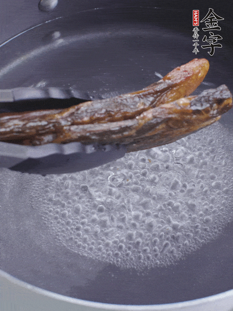 金字醬油肉水煮15分鐘，切薄片。