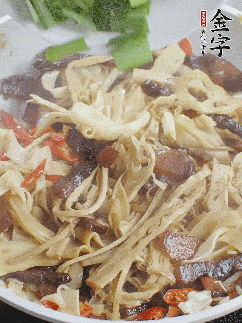 翻炒均勻，下蒜葉。