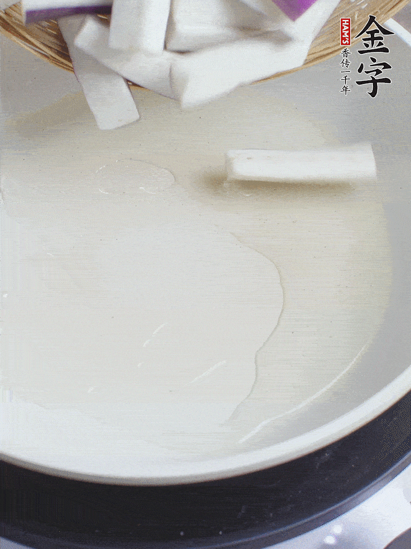 杭茄洗凈去蒂，縱向剖成4份，切成長10cm左右的段。白洋蔥切絲?？谀⑾磧羧サ舯?。紅椒切菱形片。