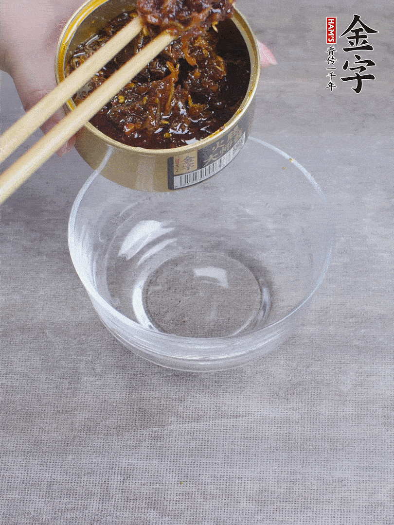 金字火腿大師醬2勺、醬油1勺、白砂糖1/2勺調(diào)勻。