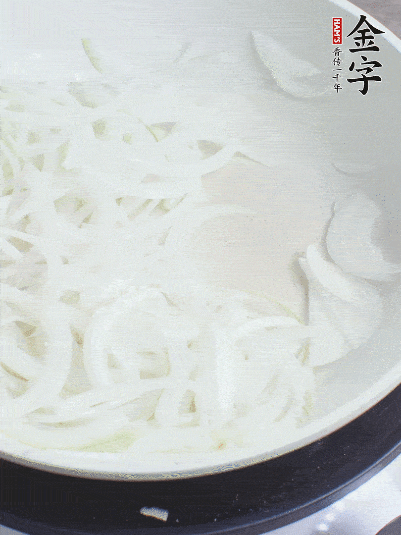 油熱下洋蔥絲、紅椒炒出香味。