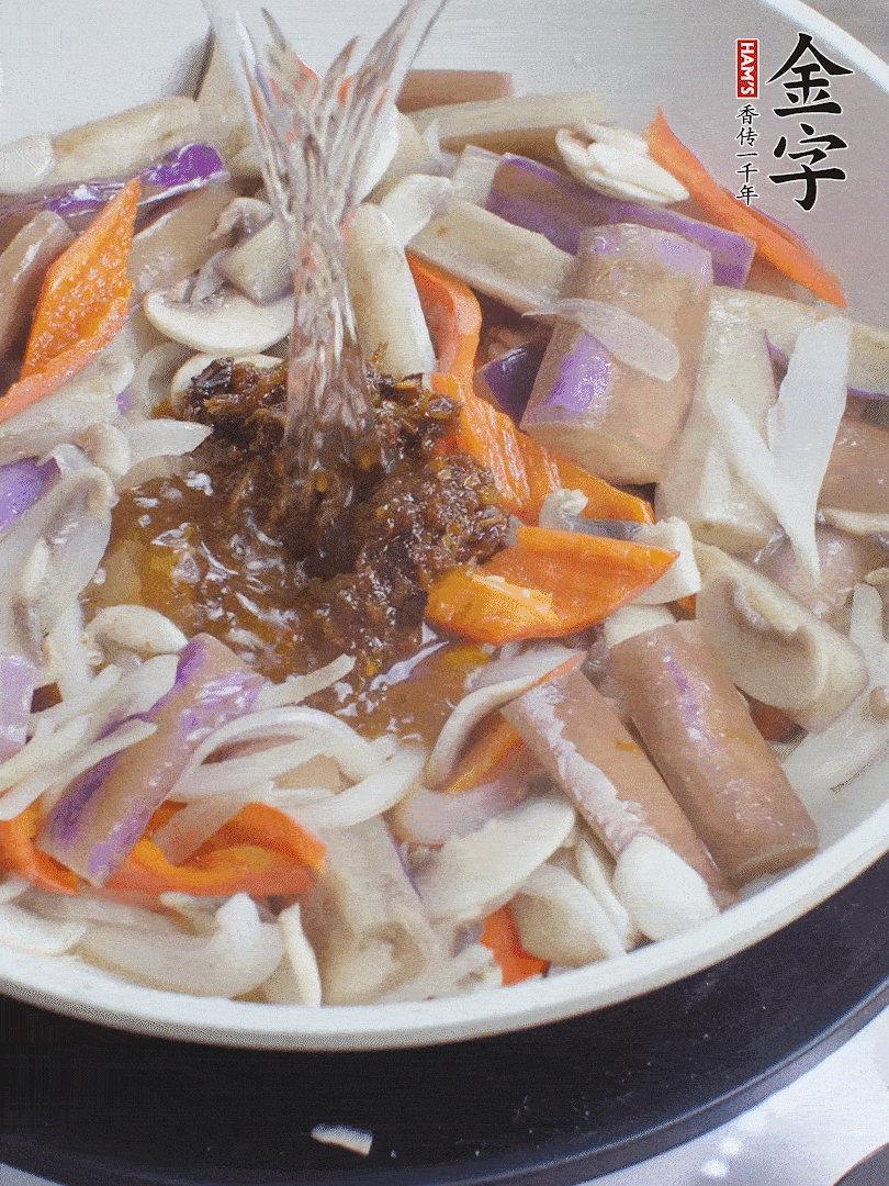 下茄子、口蘑，淋入料汁，加熱水份收干。