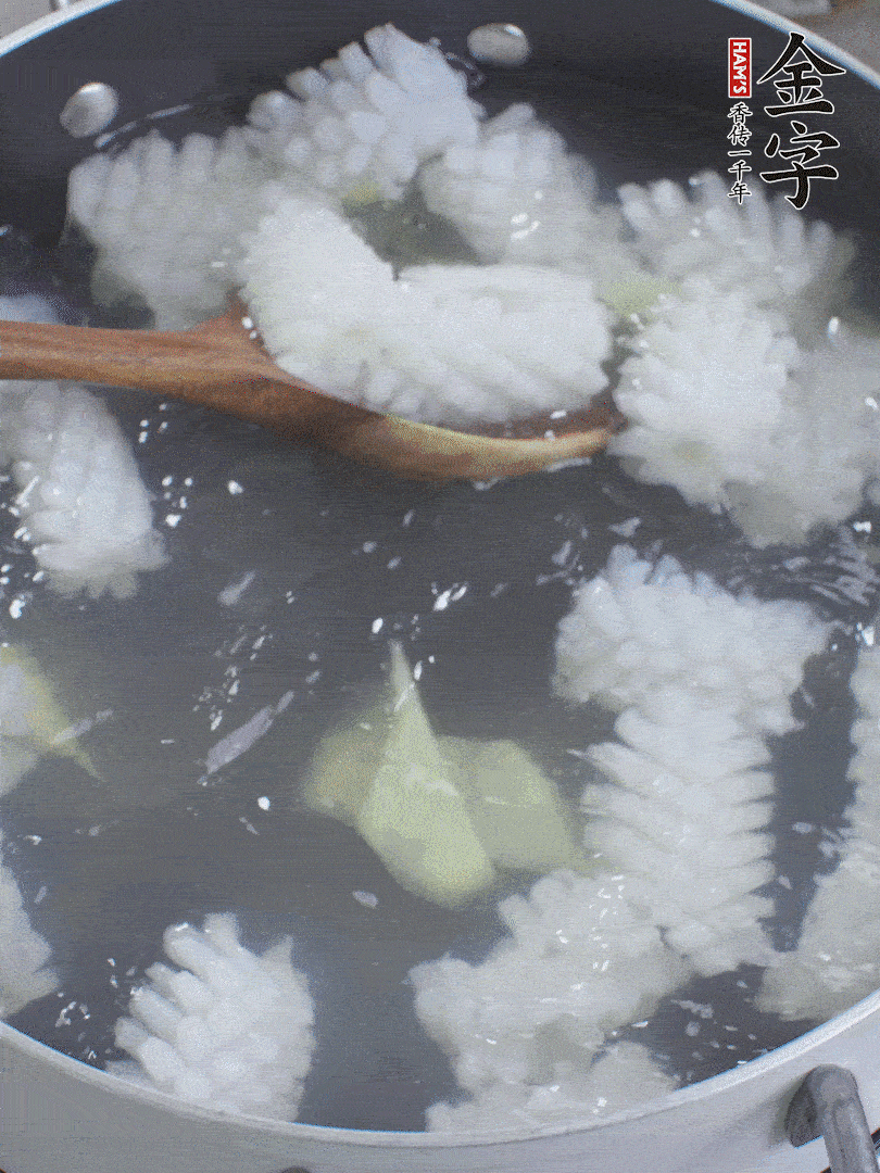 魷魚解凍后，加姜片、料酒汆燙30秒。