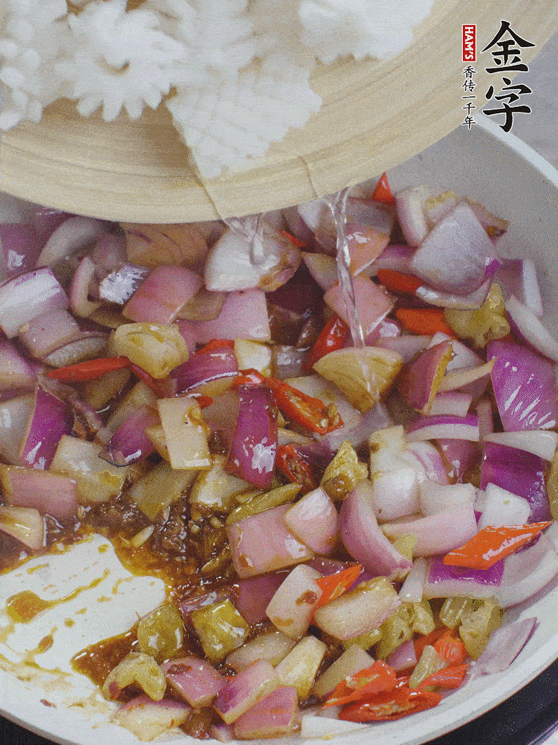 下魷魚花，2勺料酒炒勻。