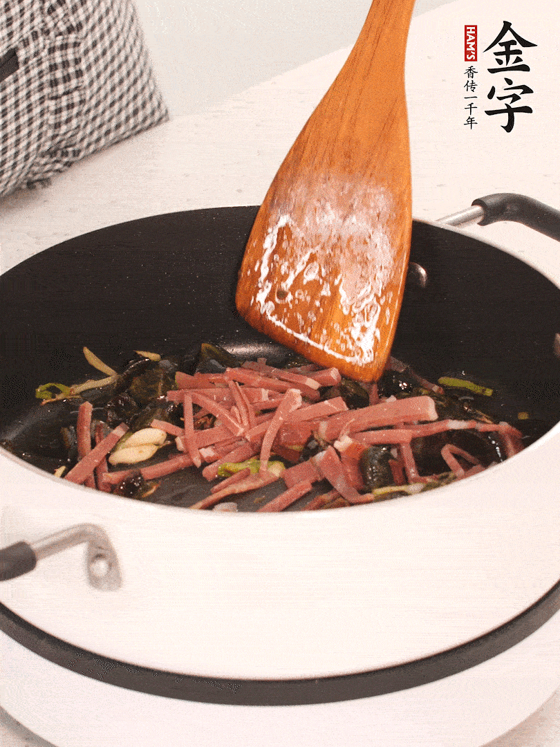 加入火腿煸炒一會，倒入開水燉煮15分鐘。
