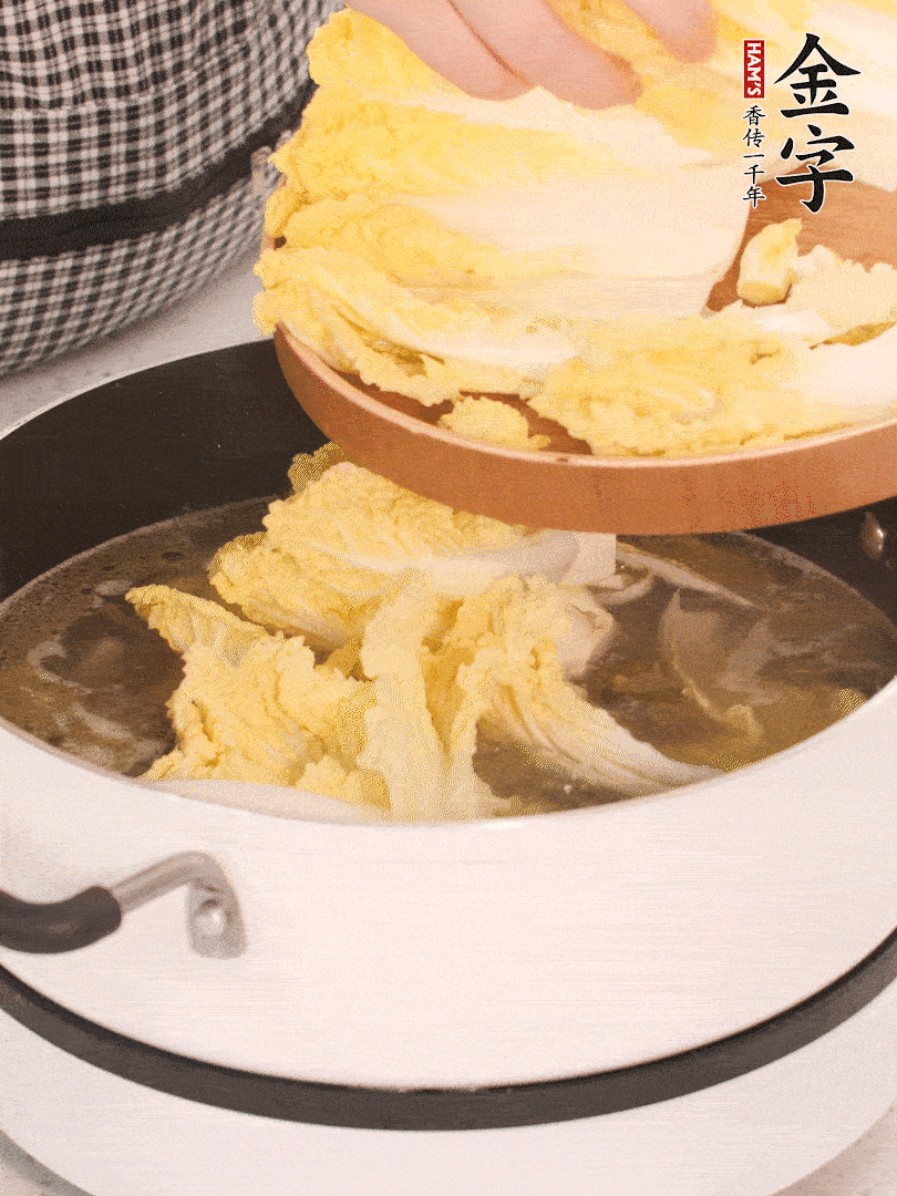 放入娃娃菜、金針菇再燉煮5分鐘。