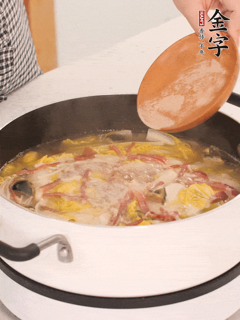 加適量的白胡椒調(diào)味。