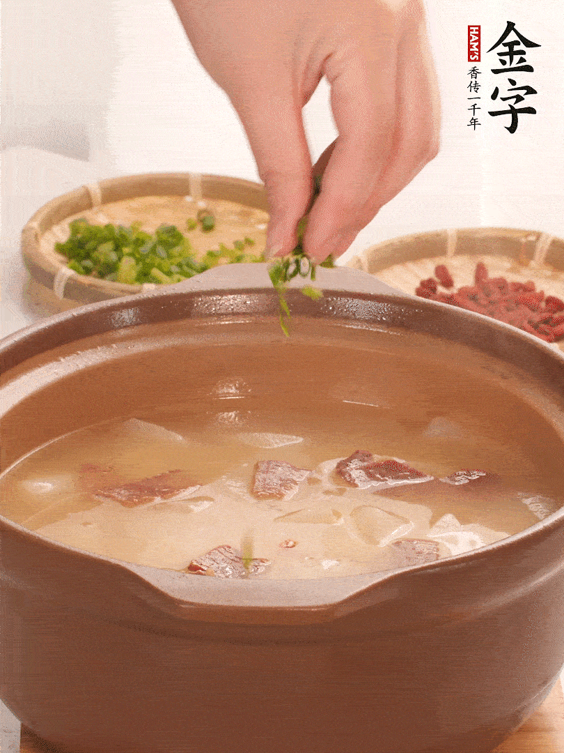 最后點綴點小蔥花、枸杞，增色提味。