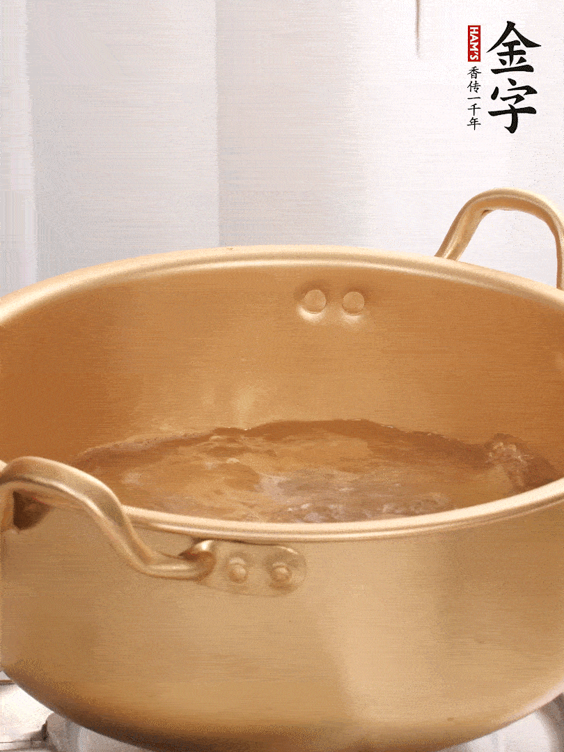 排骨加姜片、料酒，冷水下鍋焯水，撇去浮沫。