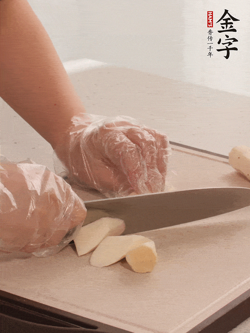 鐵棍山藥洗凈削皮，切斜刀塊。