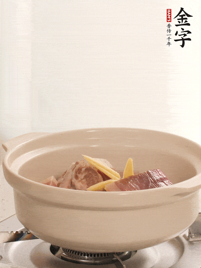 湯鍋放入排骨、火腿、姜，加適量水。煮開(kāi)后轉(zhuǎn)小火燉40分鐘。