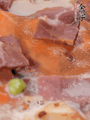 放適量料酒、清水煮到沸騰，再下蟹塊燜煮8分鐘。