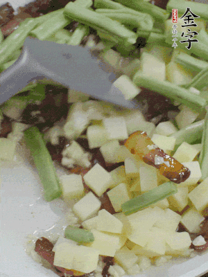 下蒜末、豆角、土豆塊翻炒。