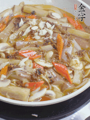 撒蒜末、香菜末。